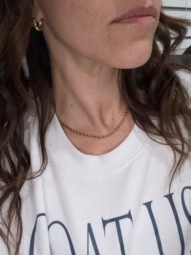 Reviewer wearing the Calla Gold Twisted Chain Necklace with a white sweatshirt.