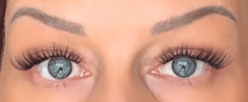 Nahaufnahme der Augen einer Kundin, die lange, volle Wimpern mit dem persönlichen Starter Kit trägt.