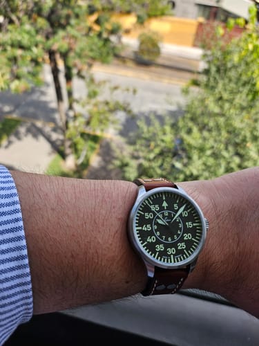 Reseñador luciendo el reloj Laco 861990 Aachen en la muñeca, con su esfera negra y correa de cuero marrón.