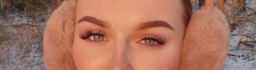 Nahaufnahme der Augen einer Rezensentin, die die dichten, voluminösen GIRLS TRIP Wimpern trägt.
