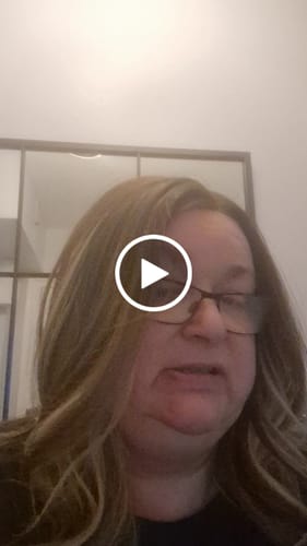 Customer video review of JBEXTENSION 16 Inches Mix Blonde Women Pre-Cut Frontlace Glueless Wig VENUS