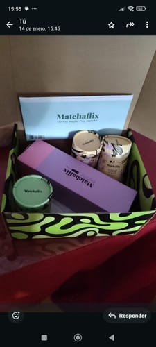 Foto de un cliente mostrando varios productos de Té Matcha Premium dentro de una caja colorida.