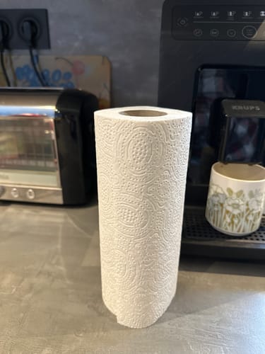 Rouleau d'essuie-tout ultra-absorbant d'un client, posé sur un comptoir à côté d'une cafetière.