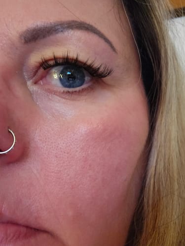 Nahaufnahme des Auges einer Rezensentin, die die voluminösen Lemon Squeezy Wimpern trägt.