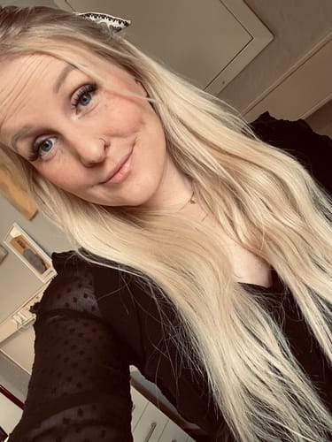 Nahaufnahme einer Kundin, die das Ergebnis nach der Anwendung des BOND GIRL+ Wimpernklebers mit vollen Wimpern zeigt.