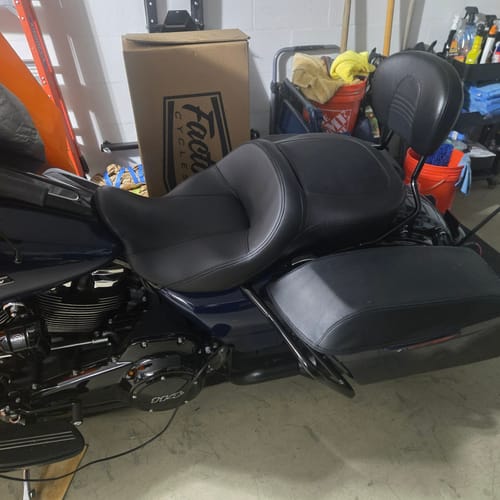 Customer photo review of Dual Gel Seat C.C. RIDER Touring Seat Driver Passenger Seat For Harley CVO Road Glide Electra Glide Street Glide Road King, 2009-2023