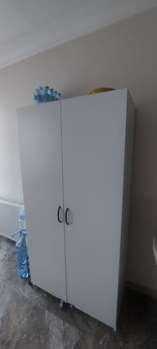 Kullanıcının odasında duran, kapıları kapalı beyaz Rani çok amaçlı dolabı.