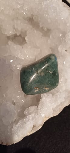 Avis d'un client sur sa Mtorolite, une pierre verte et polie reposant sur des cristaux blancs.