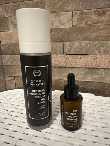 Un client montre le nouveau #11 Retinal Aqua Serum à côté de l'ancien sérum Retinal Absolute.