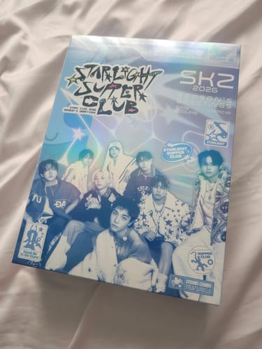 Customer's STRAY KIDS STARLIGHT SUPPER CLUB 2026 SEASON'S GREETINGS box shown on a white bedspread.