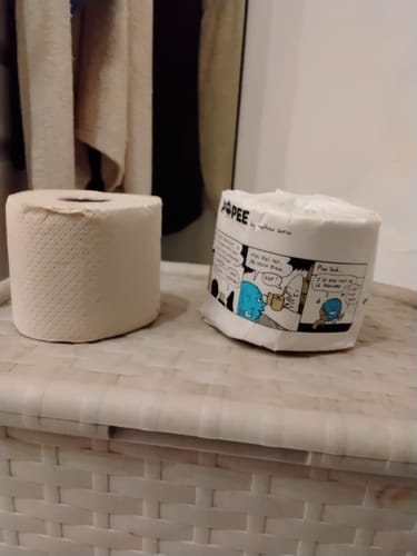 Un client montre un rouleau de papier toilette déballé à côté d'un autre dans son emballage papier façon BD.