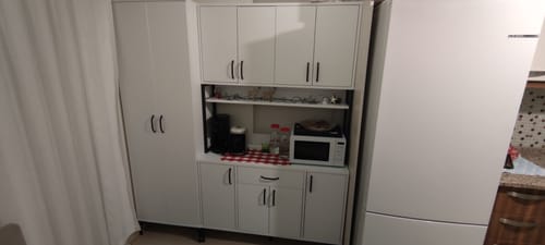 Müşterinin mutfağına kurduğu, mikrodalga fırın yerleştirilmiş beyaz Rani JE127 çok amaçlı dolabı.