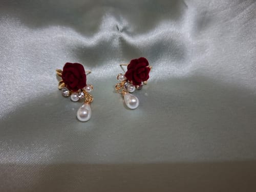 Customer photo review of Aretes flores terciopelo rojas