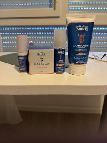 Photo d'un client montrant les quatre produits du Pack d'Odin alignés sur une table blanche.