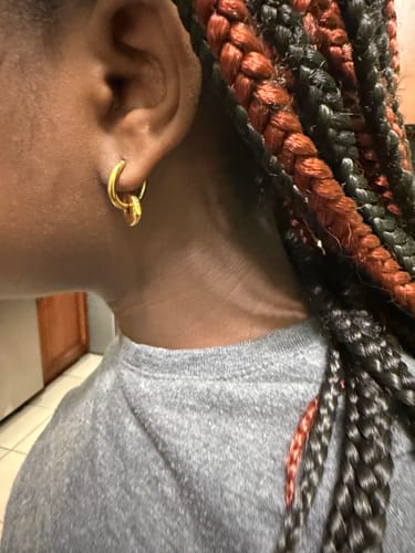 Customer wearing the gold Ellie® 2-in-1 Chunky Bubble Huggies in their ear.