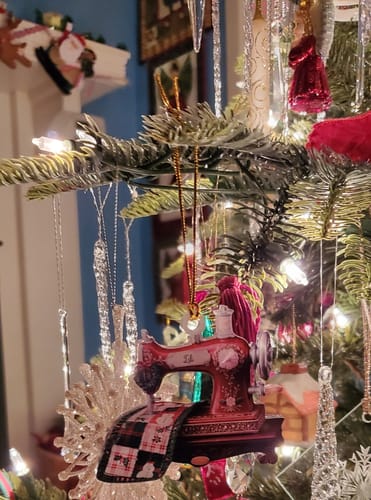 Customer photo review of Personalized 3D Effect Miniature Vintage Sewing Machine Acrylic Ornament With Name - Xmas Decor | Keepsake | Birthday Gift For Quilters & Tailors