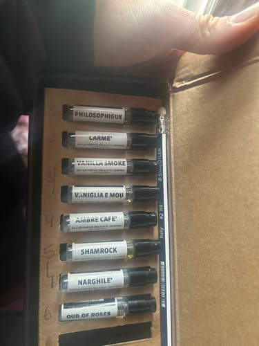 Un recensore mostra il Set campioni dolci e calde aperto, con le fiale di profumo disposte in fila e numerate a mano.