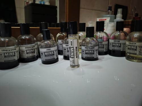 Il profumo MILK RHUM del recensore in primo piano, davanti alla sua collezione di altri profumi della stessa marca.