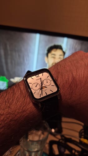 Reseñador mostrando en su muñeca el reloj Casio Análogo Moonphase con esfera blanca.