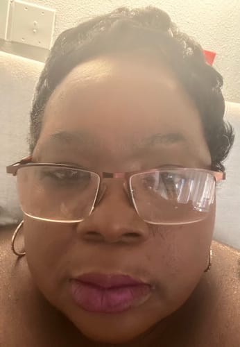 Close-up of a reviewer wearing the short, dark Motown Tress On The Go Full Wig.