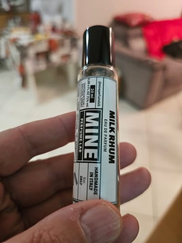 Recensore tiene in mano il flacone di profumo MILK RHUM da 20 ml.