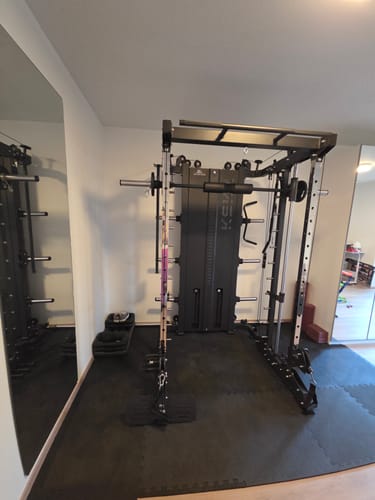 Rezensent zeigt die schwarze KSK Multipresse in einem Raum auf Schutzmatten.