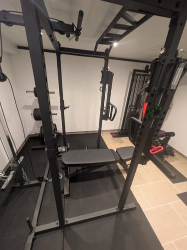 Foto eines Kunden vom aufgebauten R5 Vega Low Pack mit Latzug und Hantelbank in einem Heimstudio.