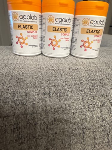 Un cliente mostra tre flaconi dell'integratore Collagene Elastic Complex disposti su una superficie in tessuto grigio.
