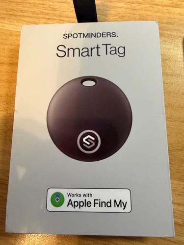 Reviewer shows the SmartTag packaging, which displays the 'Works with Apple Find My' logo.