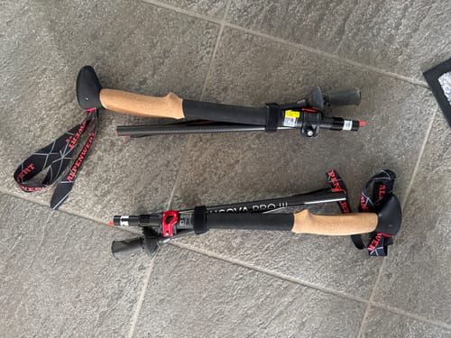Customer's Rugova Pro 3 Wanderstöcke, faltbar und kompakt zusammengelegt auf einem gefliesten Boden.