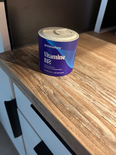 Reviewer's Vitamine B12 pot en carton violet posé sur une surface en bois claire.