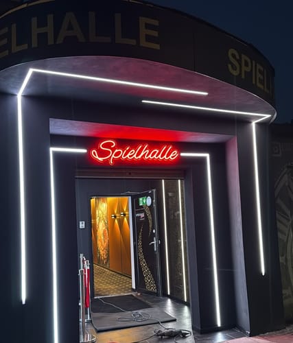 Customer photo review of Custom Neon: Spielhalle