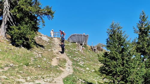 Customer's Rugova Pro 3 Wanderstöcke bei einer Bergwanderung auf einem sonnigen, felsigen Pfad.