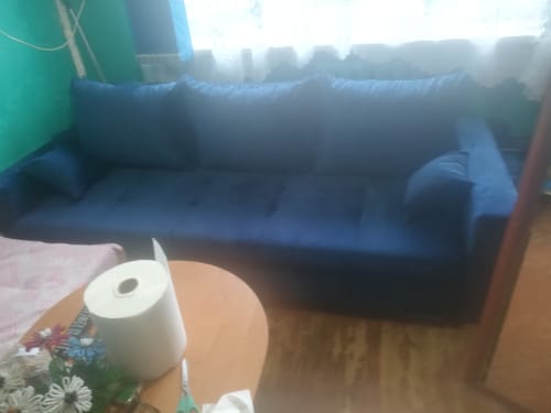 Kliento LOKO sofa-lova tamsiai mėlynos spalvos svetainėje