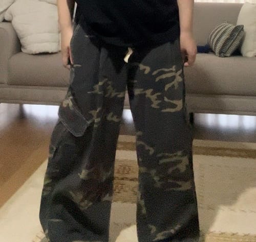 Customer's baggy JR Camo Desenli Low Waist pantolon, captured from the waist down in a room.