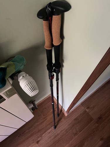 Customer's Wanderstöcke Rugova Pro 3 faltbare Wanderstöcke mit Korkgriffen, an einer Wand lehnend