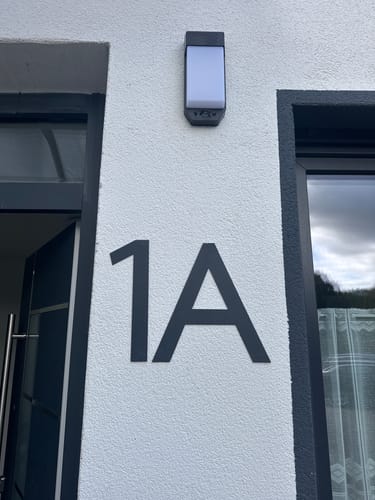 Kundenbewertung mit Foto zu Moderne Hausnummer
