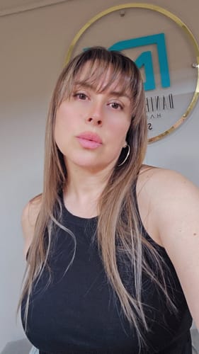 Clienta mostrando su cabello liso y brillante después de usar el tratamiento Hair Power.