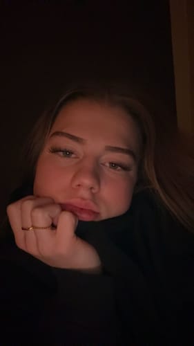 Nahaufnahme einer Kundin, die ihre langen und vollen Lash Lover Wimpernverlängerungen trägt.