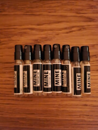 Cliente mostra gli otto campioni del Set campioni orientali e legnose allineati su una superficie di legno.