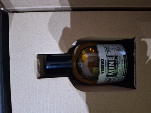 Recensore mostra il profumo Vesevo nella sua confezione aperta.