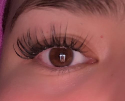 Nahaufnahme vom Auge einer Rezensentin mit langen, dichten AYLASHES Wimpern.