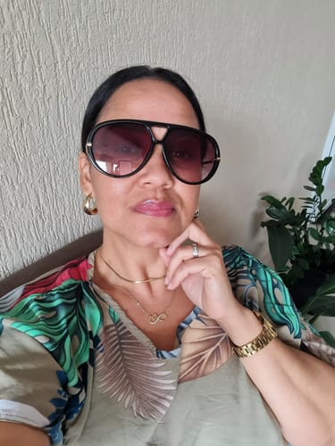 Cliente em uma selfie usando os chiques Óculos Veneza com armação oversized.
