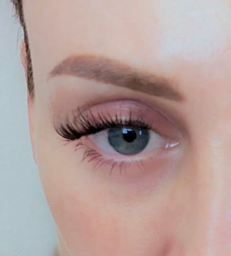 Nahaufnahme des Auges einer Rezensentin mit angebrachten Wimpern aus dem Everyday Edition Starter Set.