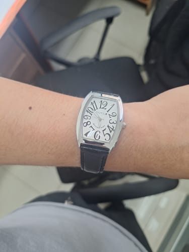 Cliente mostrando su reloj análogo Frank Miura en la muñeca, que se ajusta bien a un brazo delgado.
