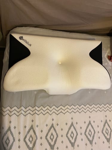 Image d'un client montrant le coussin d'alignement cervical Cellsius posé sur un lit.