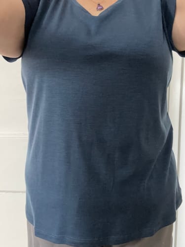 Reviewer wearing the Junie V Neck tee in Starry Night, showing its relaxed fit.