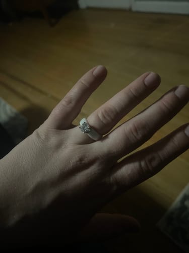 Reviewer showing the white Silicone Ring with a solitaire stone on their hand.