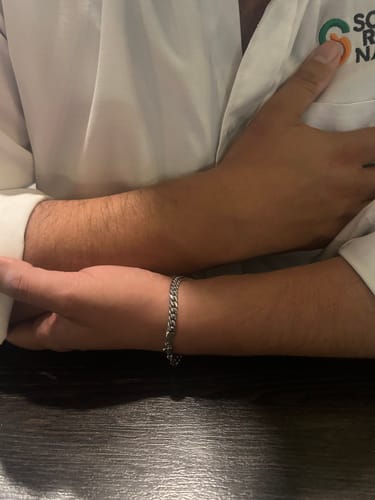 Cliente luciendo la Pulsera Miami Cuban plateada en su muñeca.