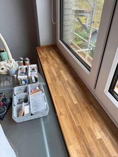 Vom Kunden fertiggestellte Fensterbank, die mit behandelten Easy-Sticks aus Eiche verkleidet ist.